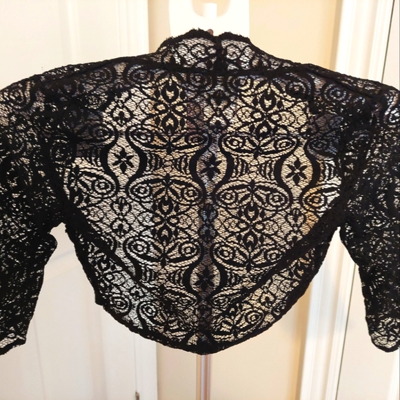 Dainty, cropped black lace cover-up - Picture 2 of 4